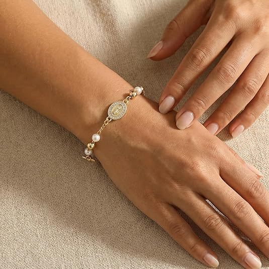 Damen Armband mit glänzenden Perlen und charmantem Kreuzanhänger Shop Nory