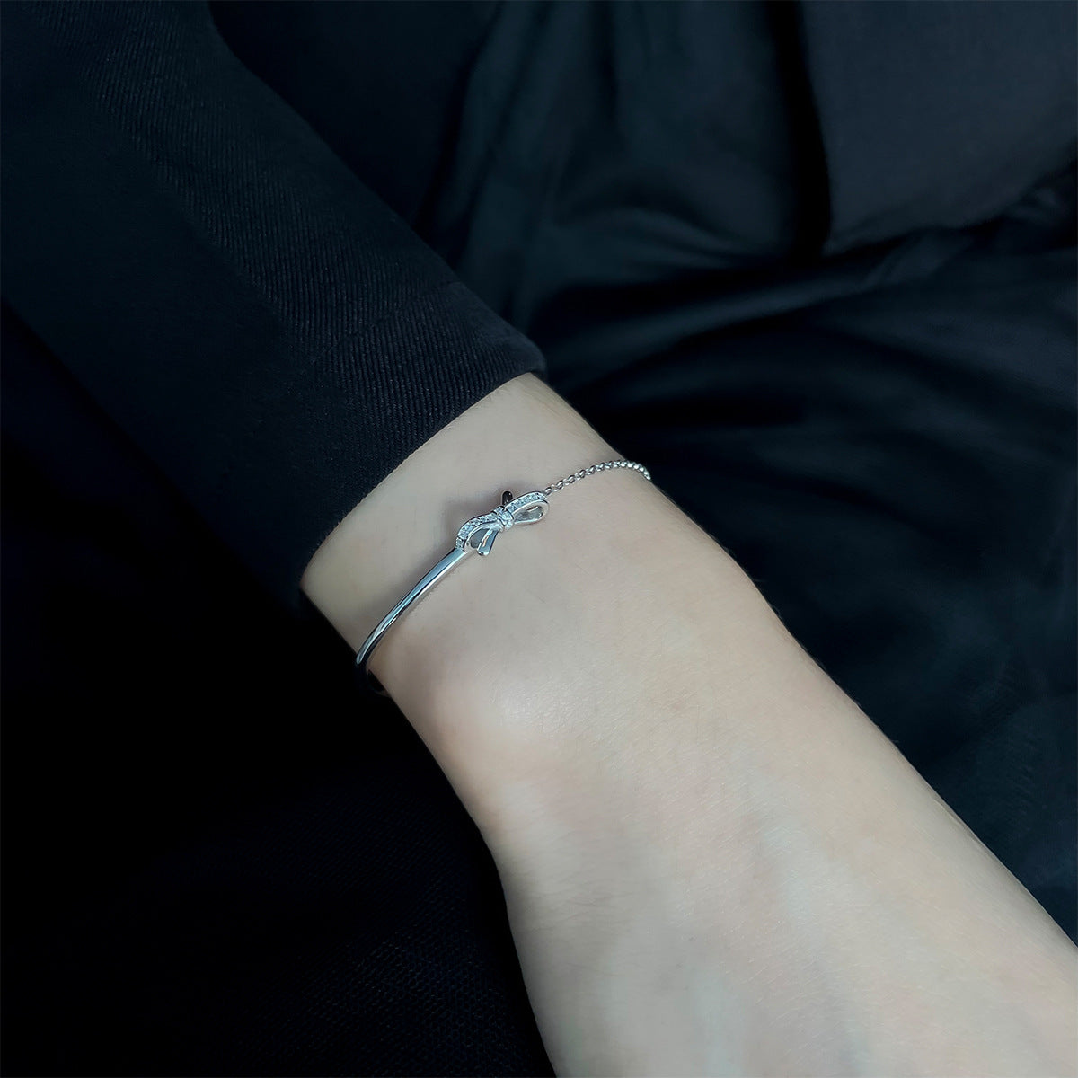 Damen Armband mit verspieltem Schleifenanhänger Shop Nory