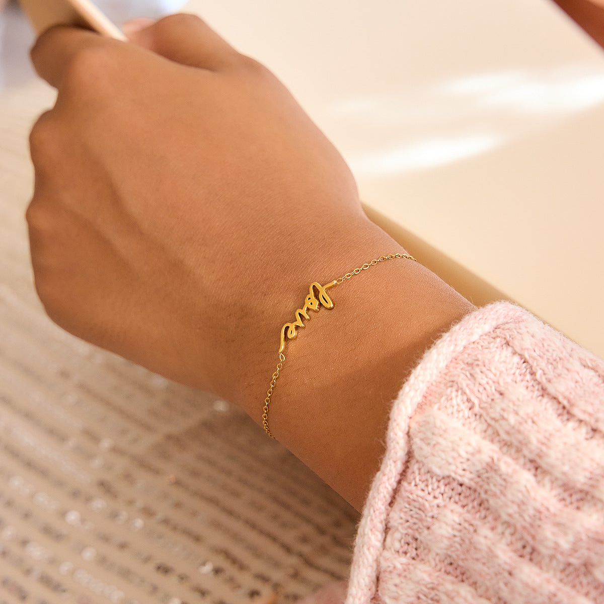 Damen Armkette mit feinem "Love"-Schriftzug aus hypoallergenem Edelstahl Shop Nory