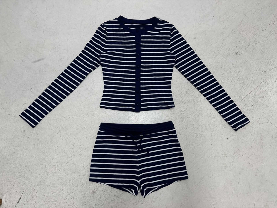 Damen nan gestreiftes Ripp-Lounge-Set mit knöpfbarem Langarm-Top und taillenhohen Shorts Shop Nory
