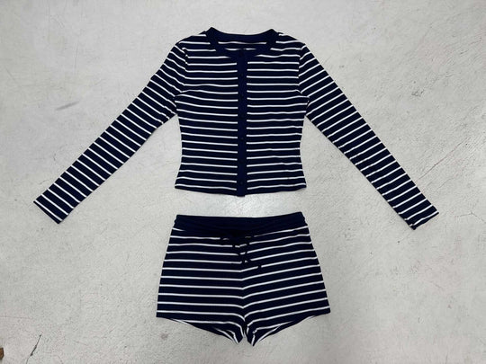 Damen nan gestreiftes Ripp-Lounge-Set mit knöpfbarem Langarm-Top und taillenhohen Shorts Shop Nory