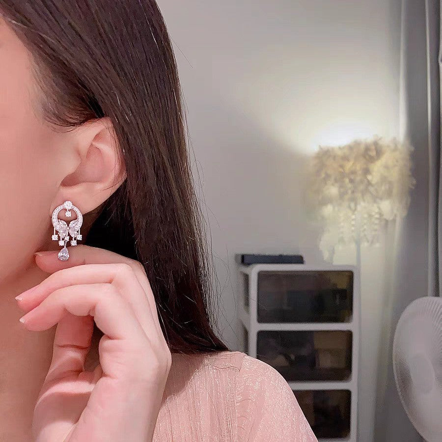 Damen Ohrringe mit kunstvollem Blumen-Design und funkelnden Edelsteinen Shop Nory