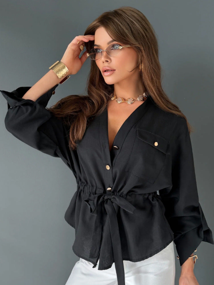Damen Taillierte Hemdbluse mit Tunnelzug, V-Ausschnitt und goldenen Druckknöpfen Shop Nory