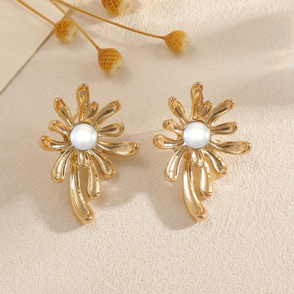 Damen Ohrstecker mit floralen Akzenten und kunstvoller Perlenverzierung Shop Nory