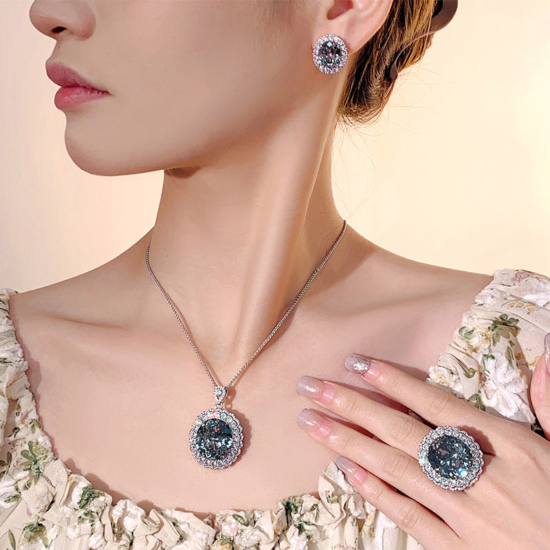Halo ovaler Anhänger mit Pavé-Zirkonia und Sterlingsilberkette