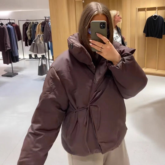 Damen Kurze wattierte Oversize-Pufferjacke mit Kapuze und Bindegürtel Shop Nory