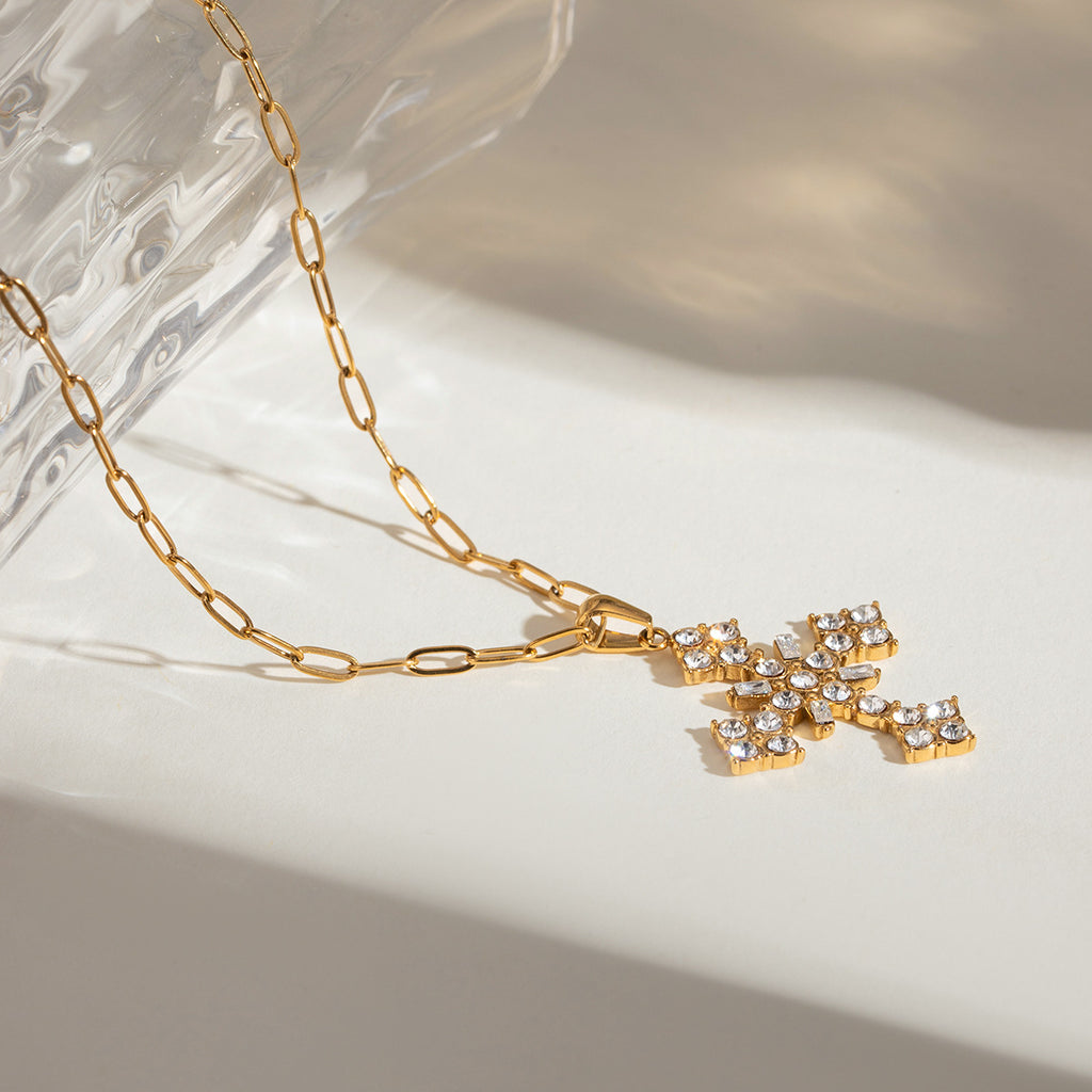 Damen Halskette mit funkelndem Kreuz-Anhänger aus hypoallergenem Edelstahl Shop Nory