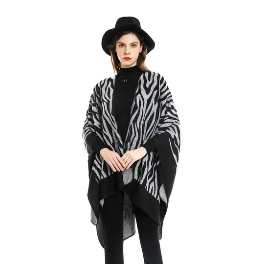 Damen Zebra‑Jacquard Poncho‑Cape im Oversize‑Kimono‑Fall aus weichem Feinstrick Shop Nory