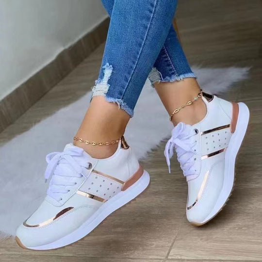 Damen stylische Fashion-Sneaker mit dekorativen Nieten Metallic-Details und gepolstertem Komfortfußbett Shop Nory