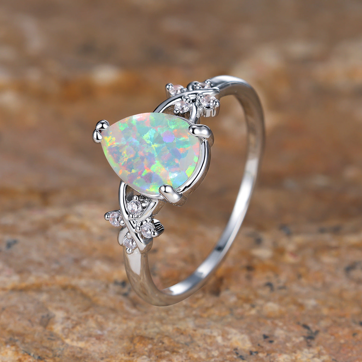 Damen Ring mit eleganter Opalstein-Fassung und zarten Zirkonia Shop Nory