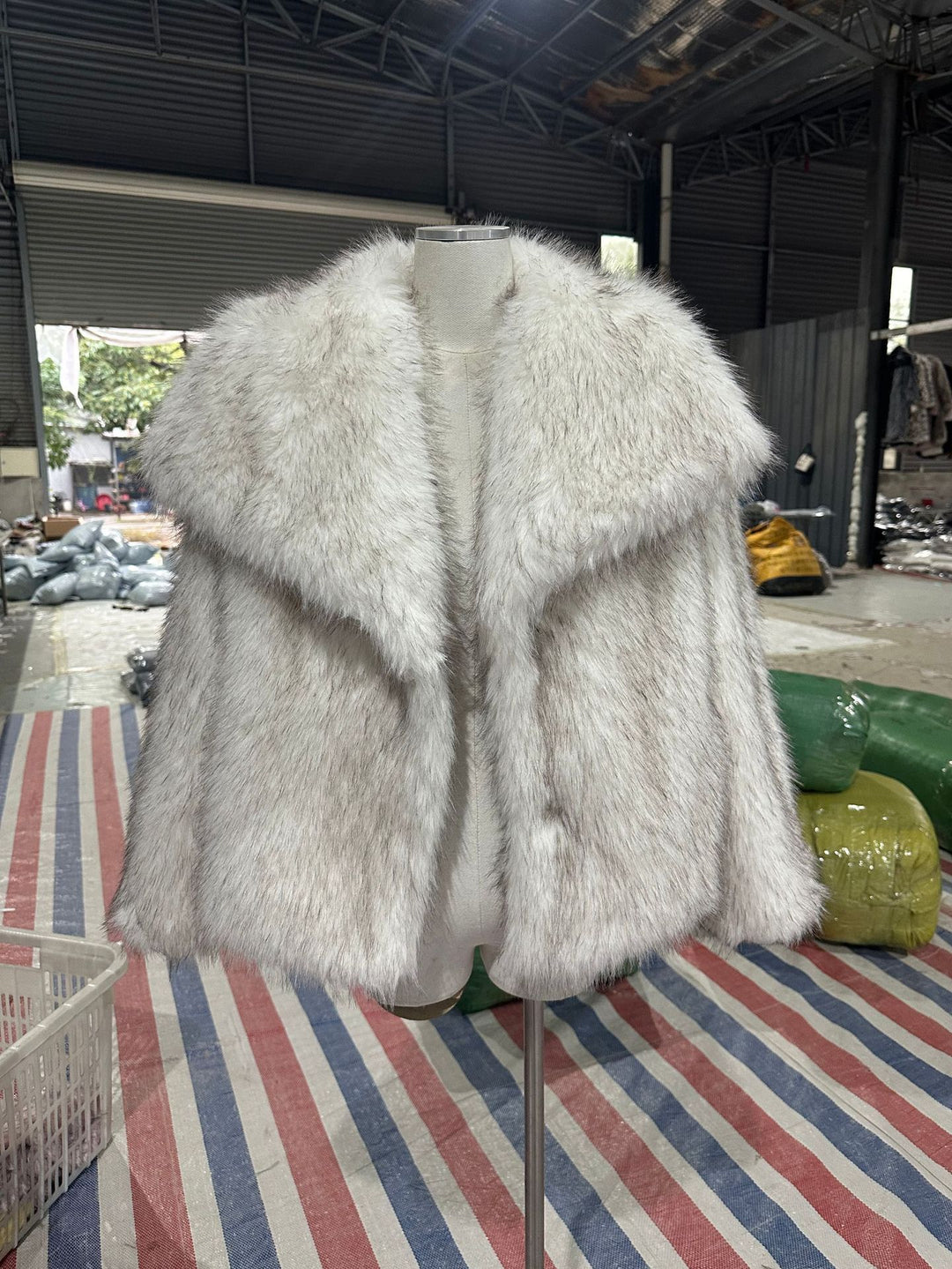 Damen Kurzbolero im Boxy-Cut aus veganem Shaggy-Kunstpelz mit XXL-Schalkragen Shop Nory