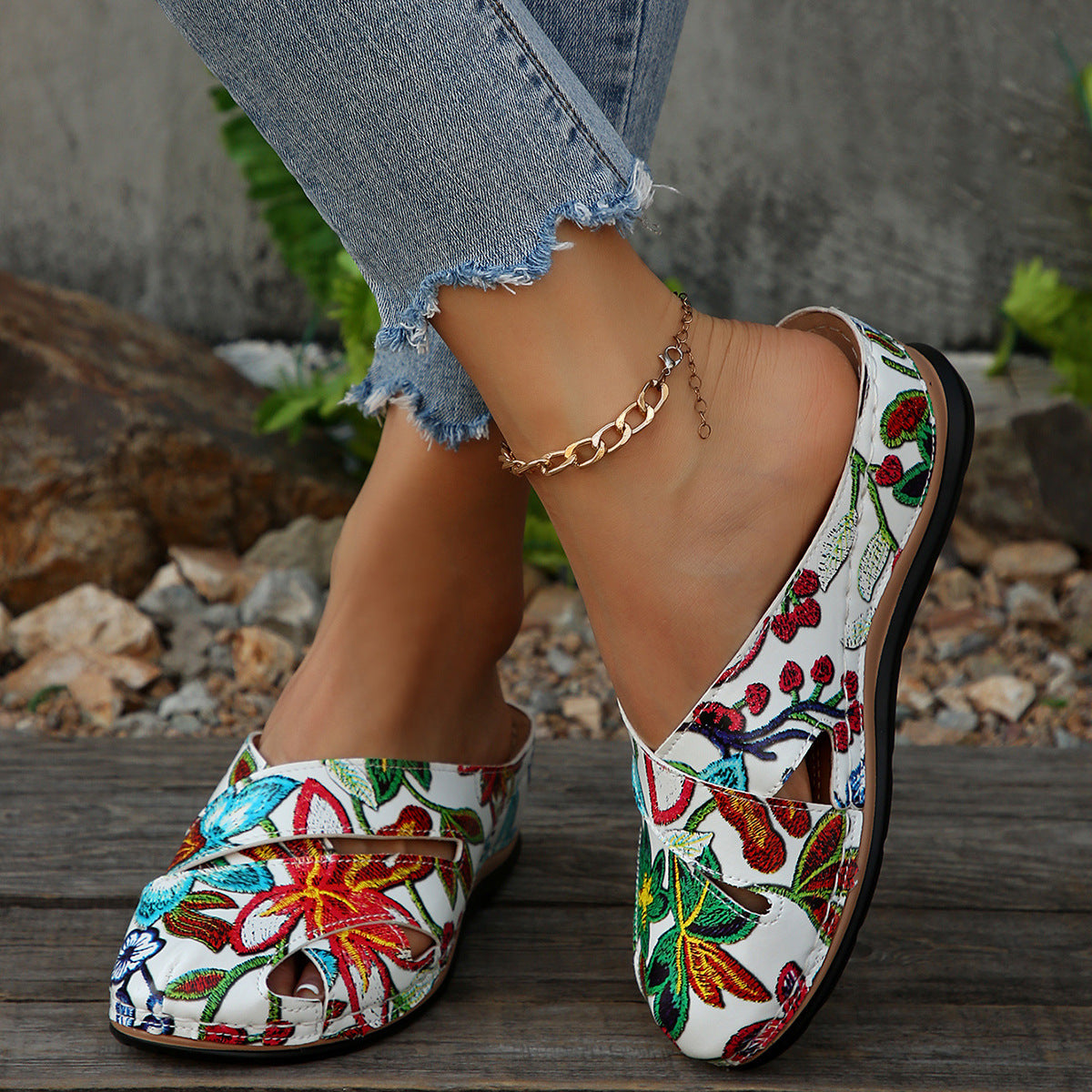 Damen Komfortable Clogs mit dekorativen floralen Stickereien Shopnory