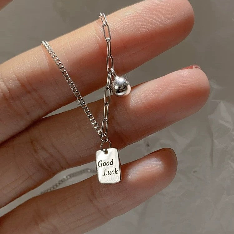 Damen Halskette mit graviertem Glücksanhänger und filigraner Gliederkette Shop Nory
