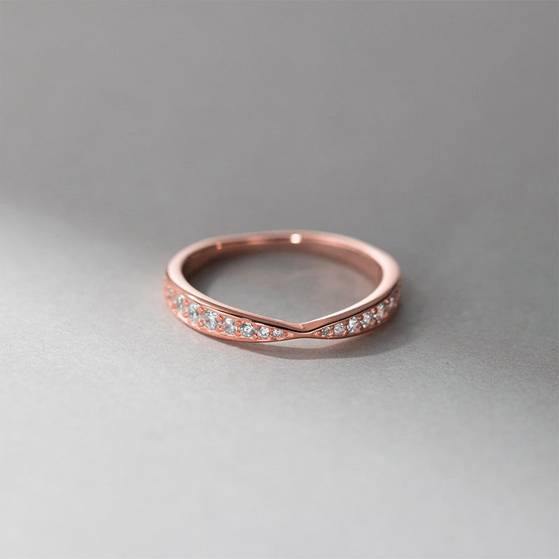 Damen Moderner Ring mit zartem Wellenmuster und funkelnden Zirkonia-Steinen Shop Nory