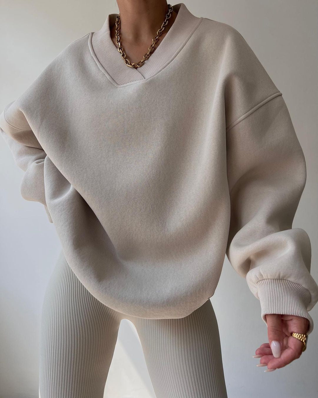 Damen Oversized Sweatshirt mit V-Ausschnitt und geripptem Kragen Shop Nory