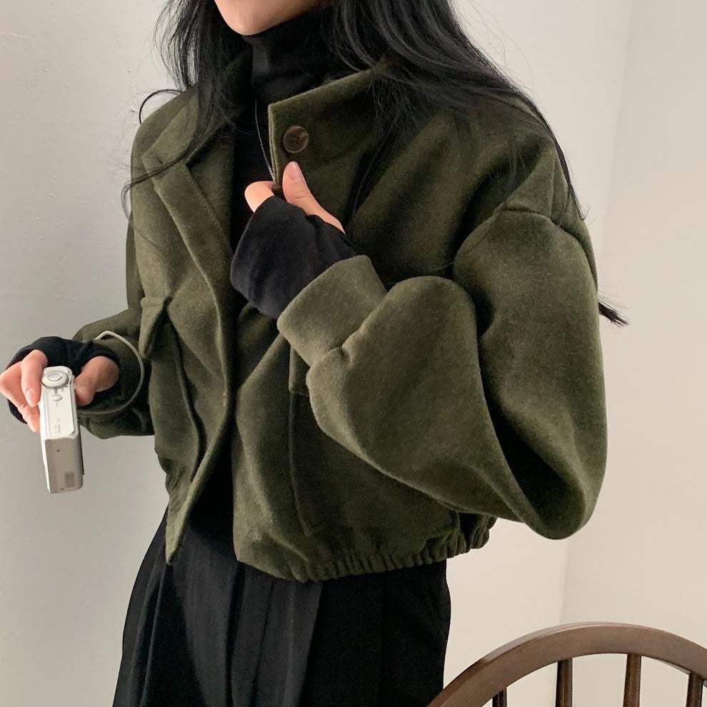 Damen cropped Bomberjacke mit voluminösen Ärmeln und praktischen Taschen