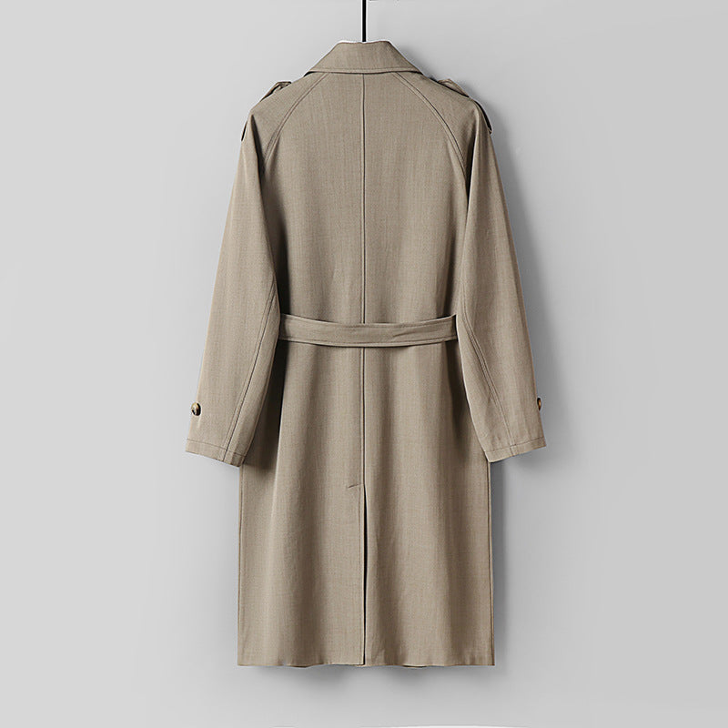 Herren Lang geschnittener Trenchcoat mit taillierendem Gürtel und dekorativen Schulterriegeln Shop Nory