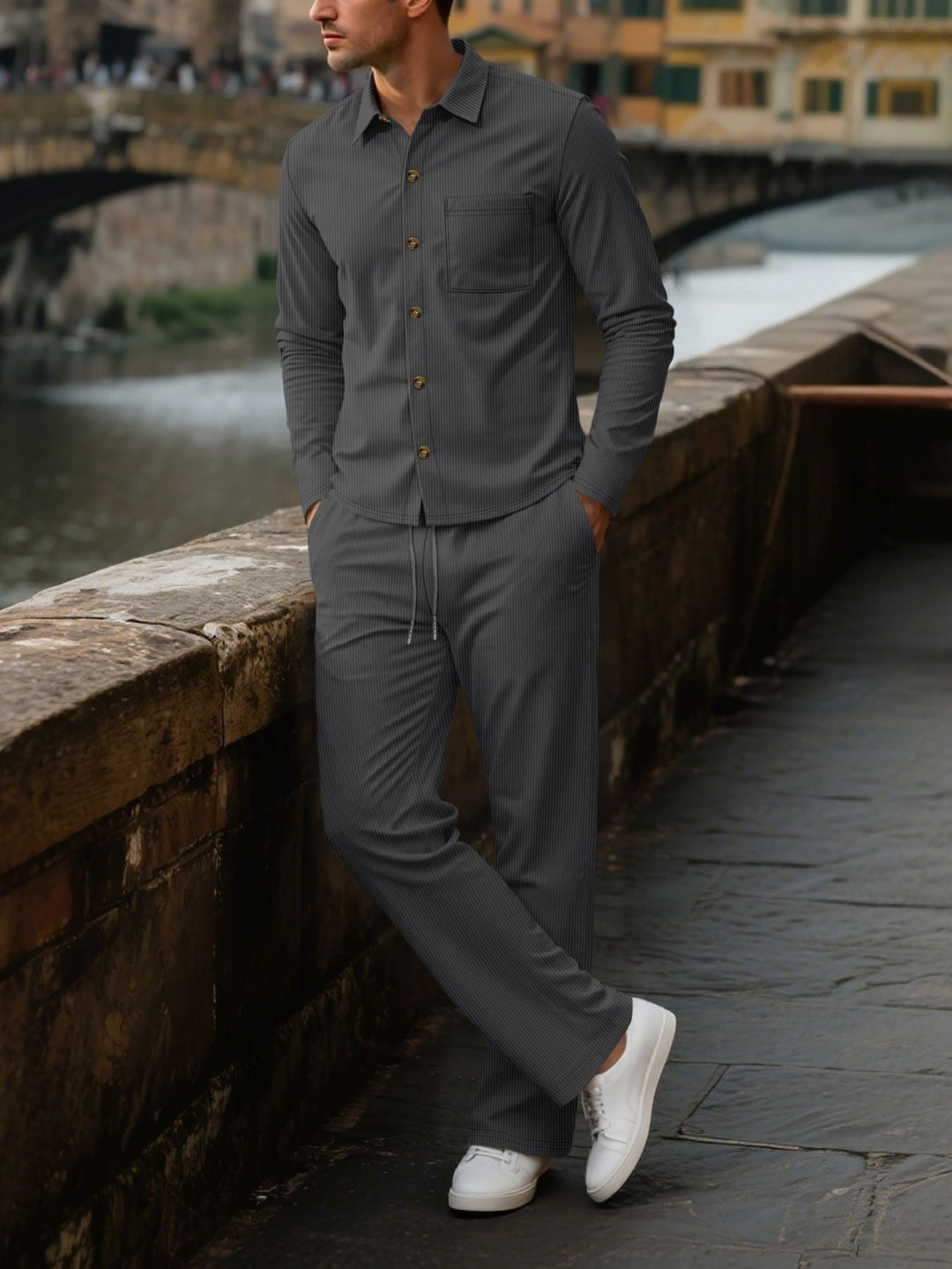 Herren eleganter Freizeitanzug mit strukturierter Oberfläche und praktischen Taschen