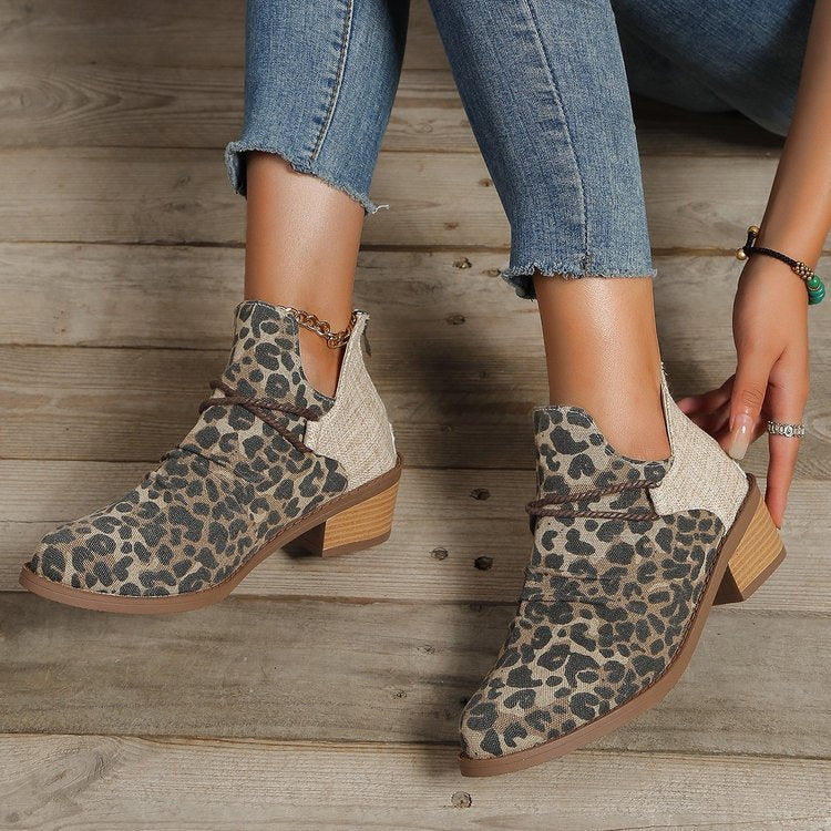 Damen Kurzstiefelette mit Leoparden-Print, Canvas-Obermaterial, dekorativem Flechtriemen und niedrigem Blockabsatz Shop Nory