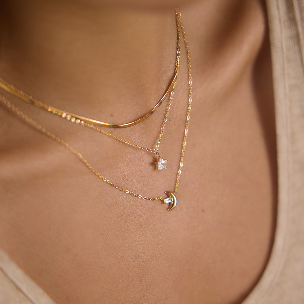 Damen Halskette mit charmantem Mond- und Sternanhänger aus hypoallergenem Edelstahl Shop Nory