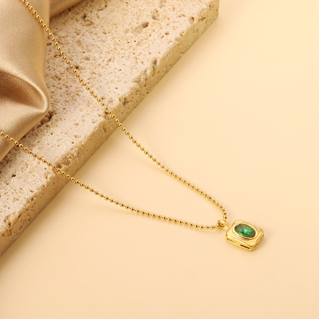 Damen Halskette mit goldplattiertem Anhänger und grünem Edelstein Shop Nory