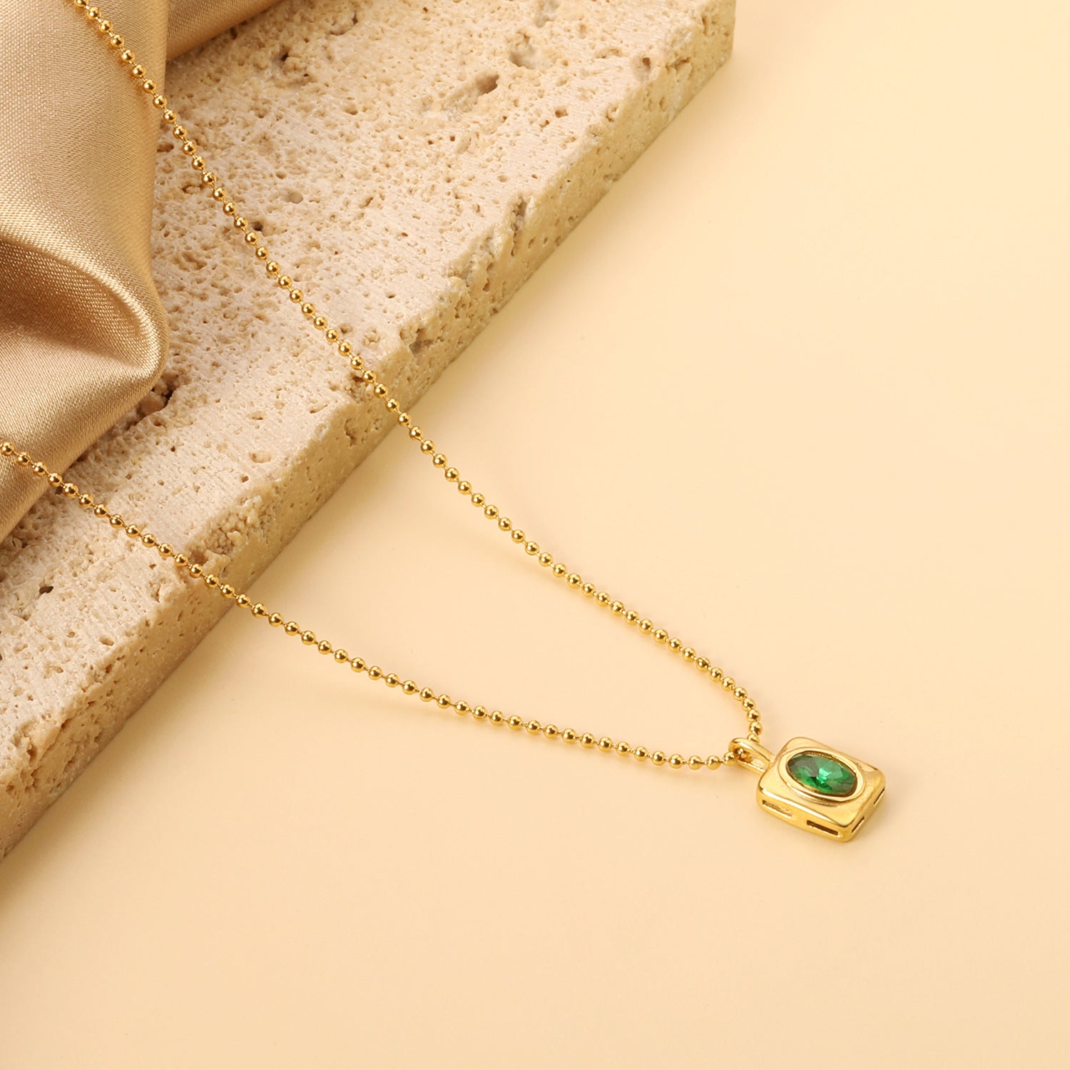 Damen Halskette mit goldplattiertem Anhänger und grünem Edelstein Shop Nory