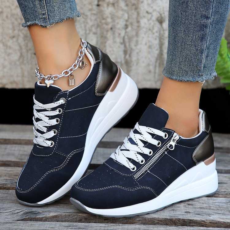 Damen Chunky-Plateau-Sneaker mit perforiertem Velours, gepolstertem Komfortfußbett und Metallic-Fersenaufbau Shop Nory