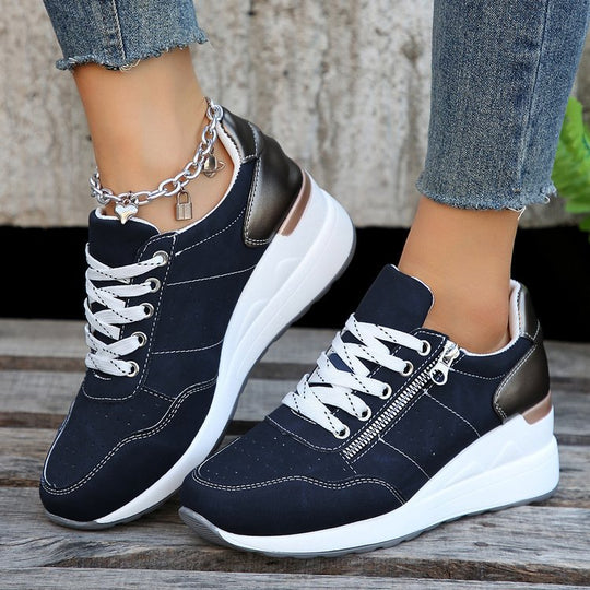 Damen Chunky-Plateau-Sneaker mit perforiertem Velours, gepolstertem Komfortfußbett und Metallic-Fersenaufbau Shop Nory
