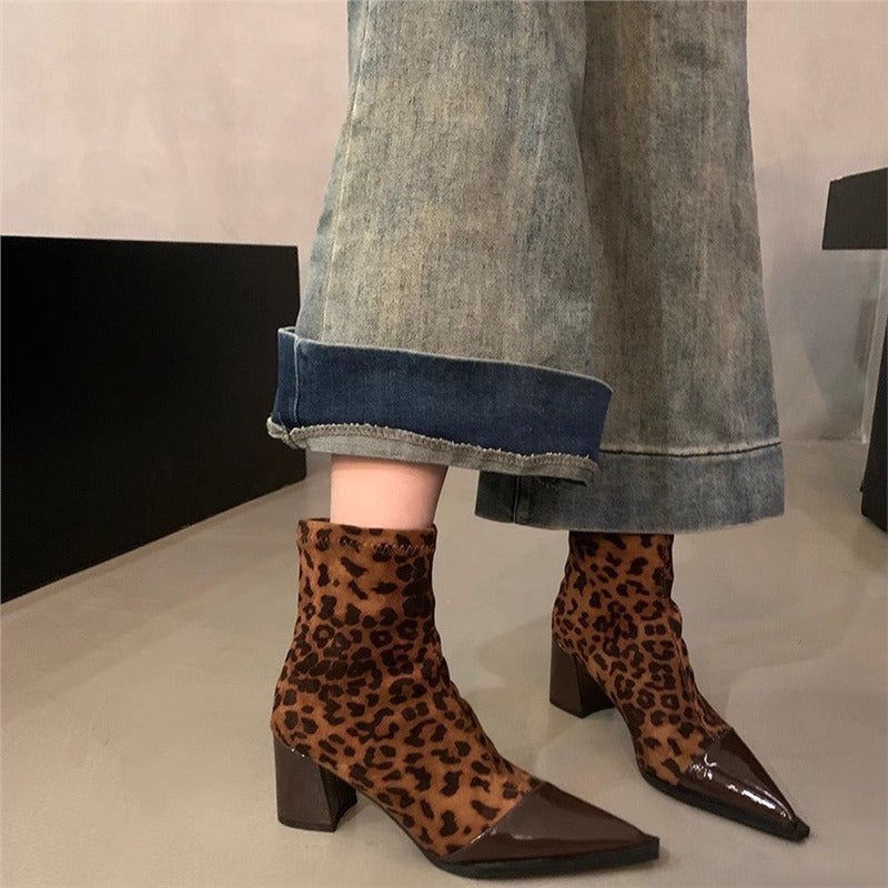 Damen Spitz zulaufende Stiefelette mit Wildlederschaft, patentierter Zehenkappe und sculpted Blockabsatz Shop Nory