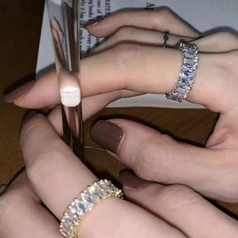 Damen Glänzendes Armband mit eleganten Steinbesatz Shop Nory