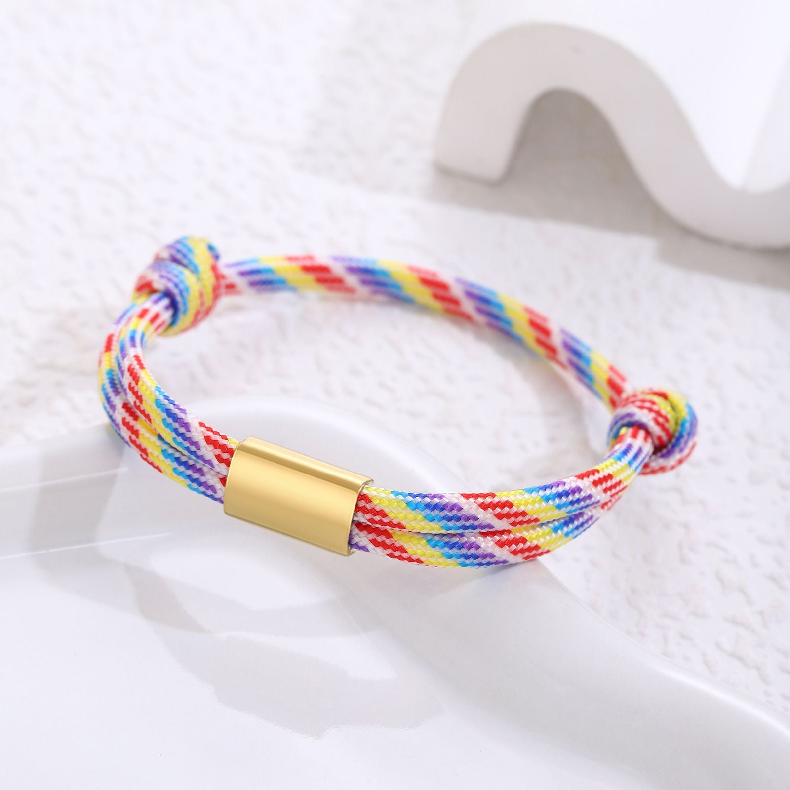 Damen geflochtenes Armband aus robustem Material mit goldener Akzentverschlus Shop Nory