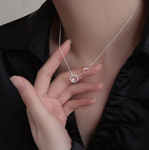 Damen Halskette mit filigraner Mond- und Blütenanhänger Shop Nory