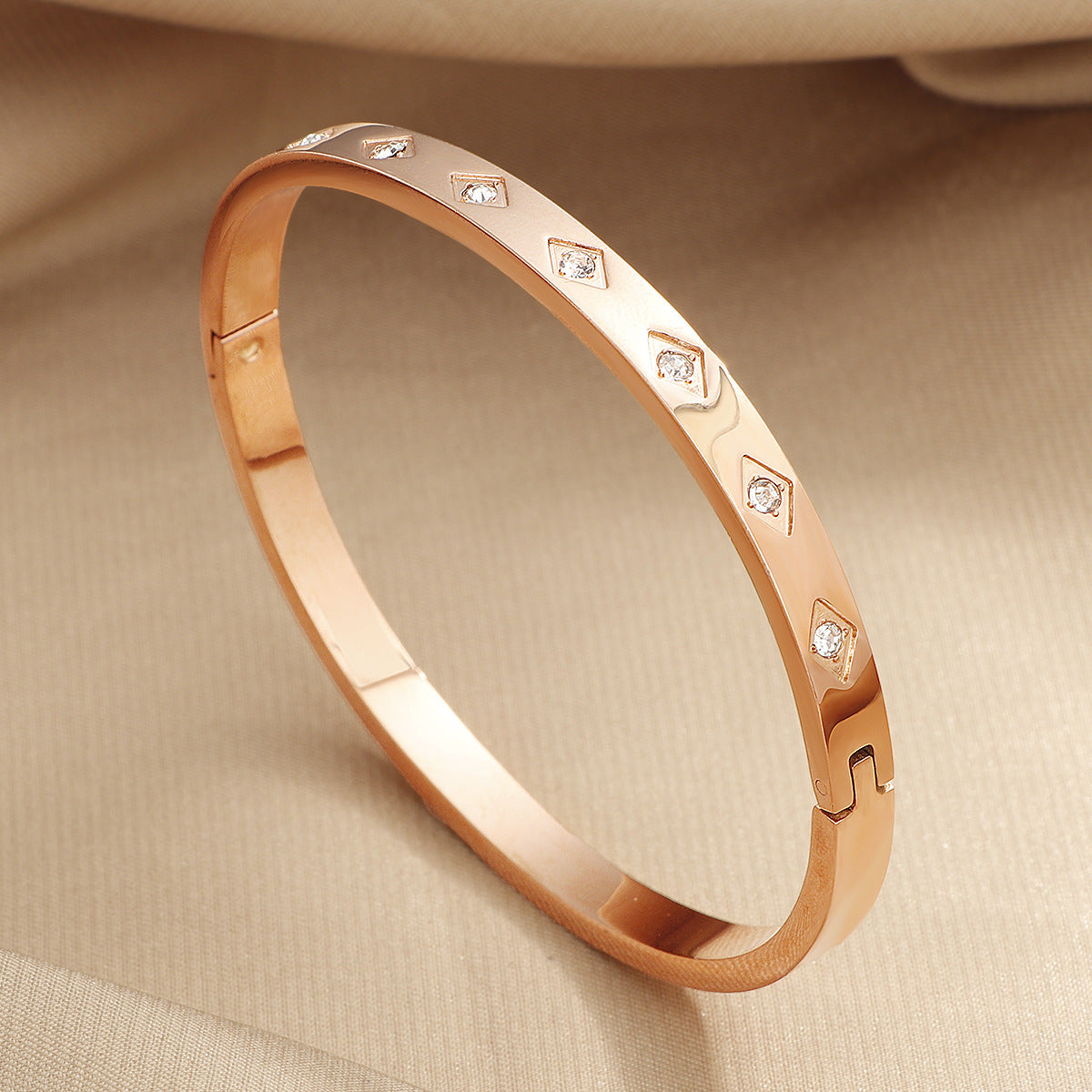 Damen Geometrisches Diamantbesetztes Armreif Armband Shop Nory