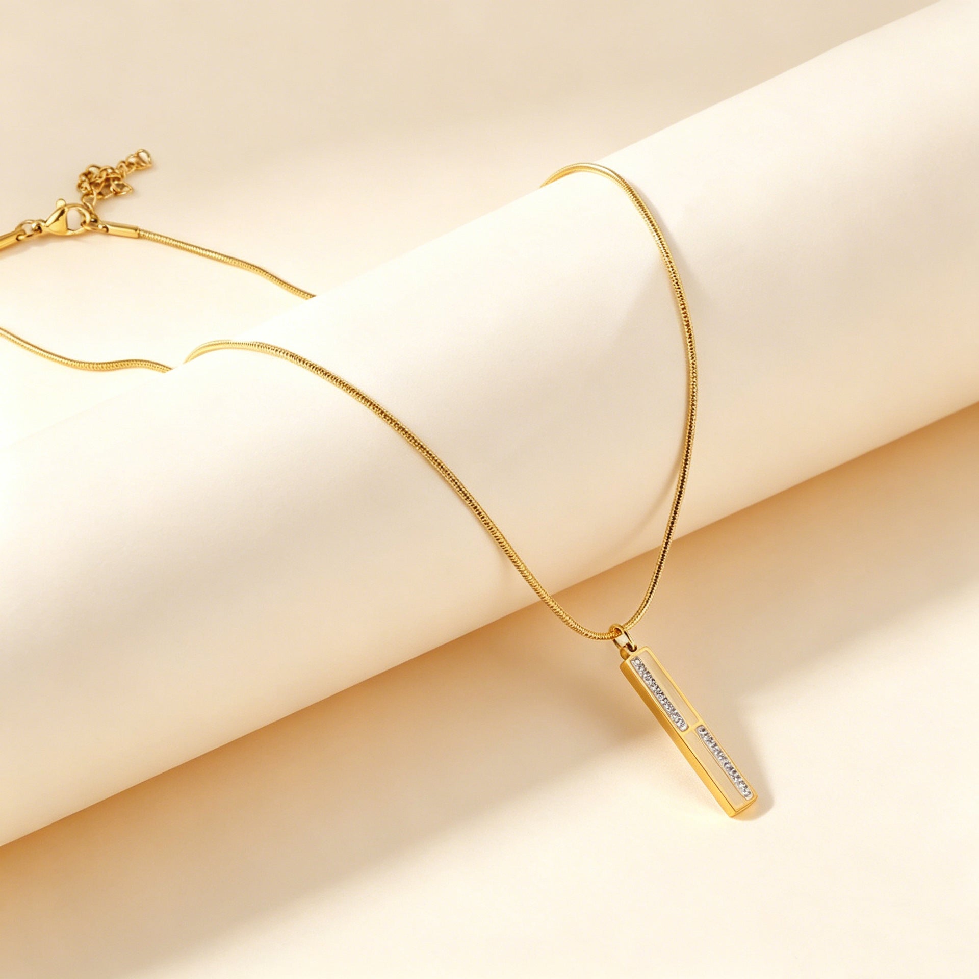 Damen Edelstahl Halskette mit funkelndem Anhänger und goldplattierter Oberfläche Shop Nory