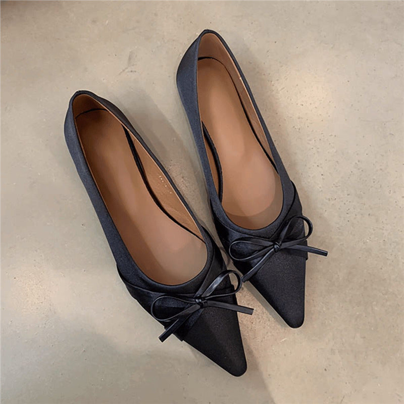 Damen Spitz zulaufende flache Ballerina mit Schleifen-Detail und gepolstertem Komfortfußbett Shop Nory