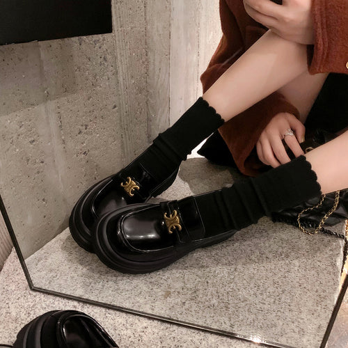 Damen Plateau-Loafer im Retro-Glanz mit markantem Zierriemen Shop Nory