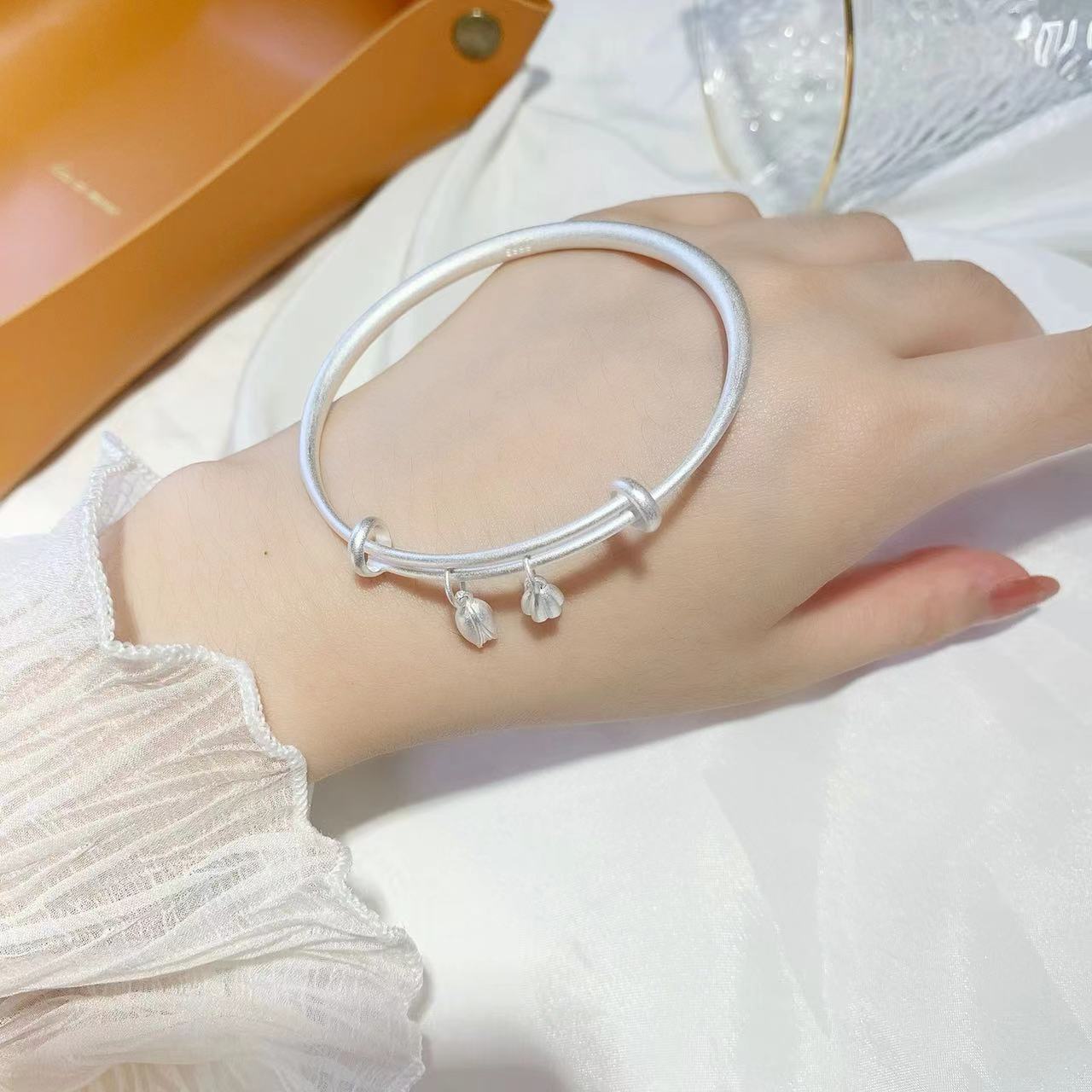 Damenarmband mit filigranem Blattmotiv und funkelnden Akzenten Shop Nory