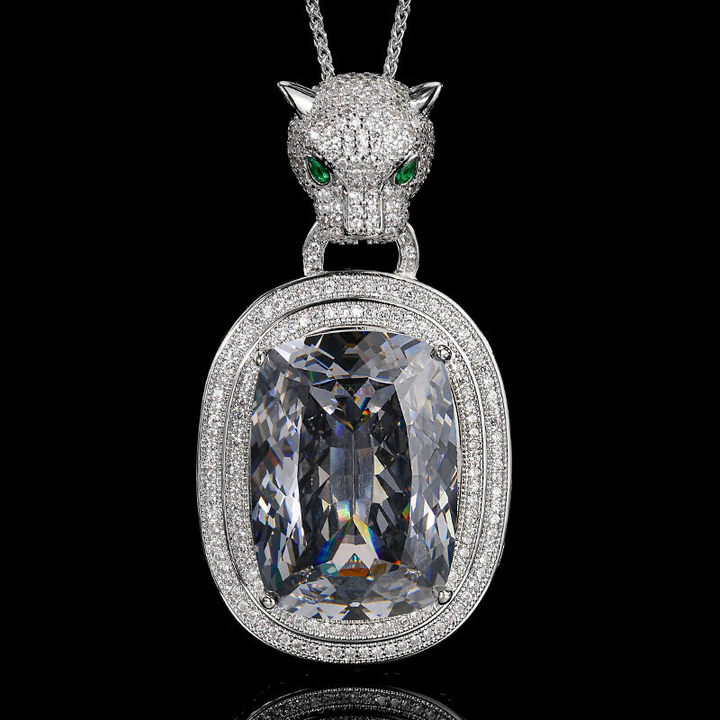 Luxuriöse Panther-Anhänger-Aussagekette mit Pavé aus kubischem Zirkonia und Smaragd-Augenakzenten