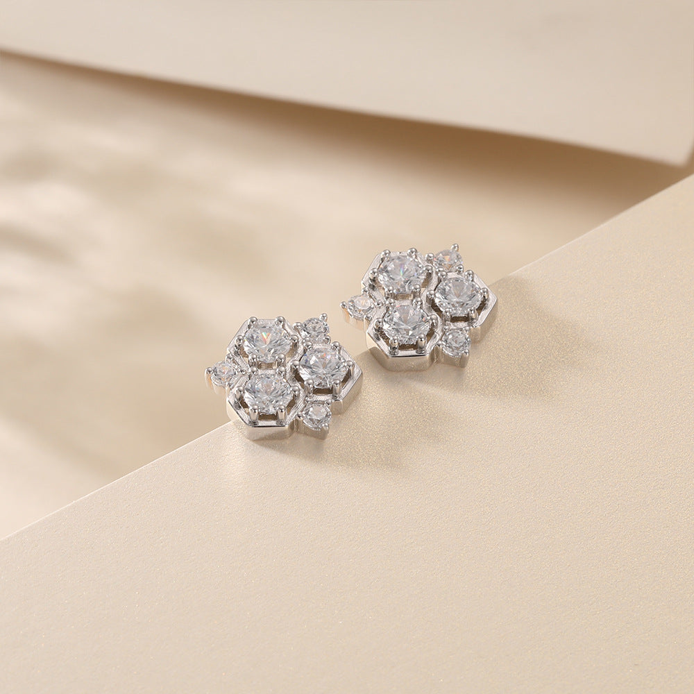 Damen Ohrstecker im modernen hexagonalen Design mit funkelndem Zirkonia-Besatz Shop Nory