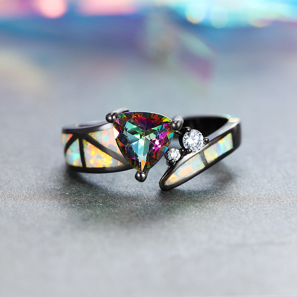 Damen Ring mit kunstvollem, dreieckigem Opal und funkelnden Zirkonia-Elementen Shop Nory