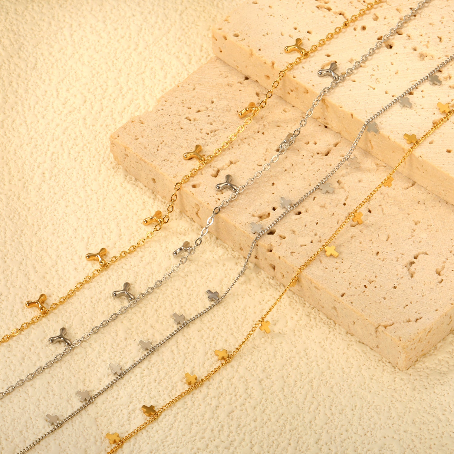 Damen zarte, goldfarbene Halskette mit stilvollen Designelementen Shop Nory