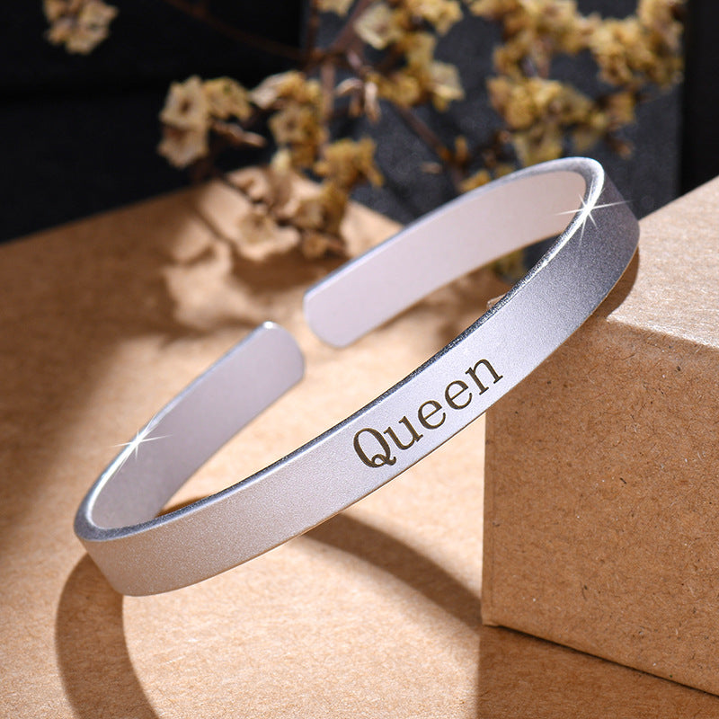 Damen Offenes Armband mit graviertem Schriftzug Shop Nory