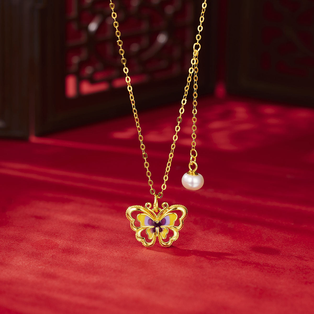 Damen elegante Halskette mit filigranem Schmetterlingsanhänger und Perlenakzent Shop Nory