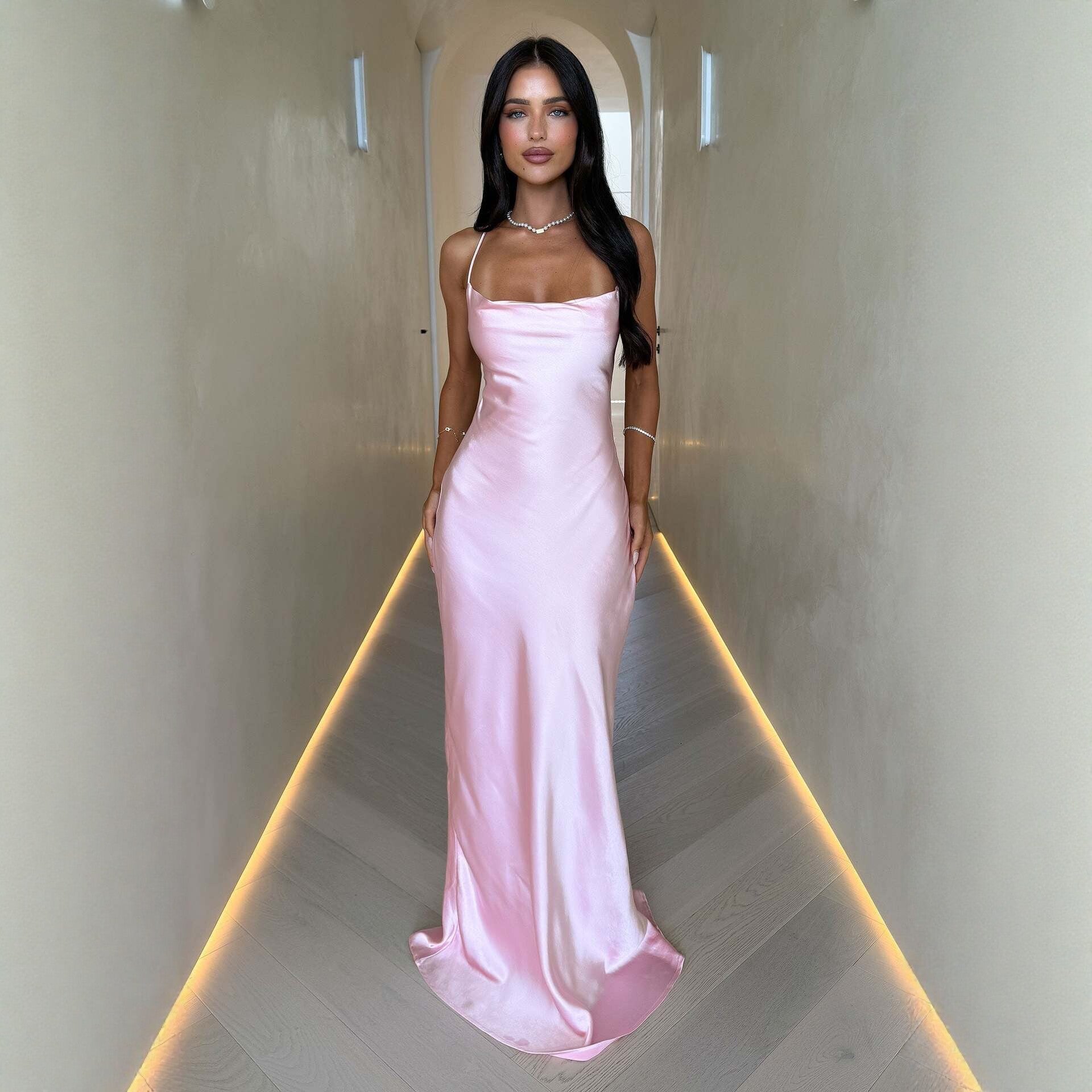 Damen Elegantes Satinabendkleid mit spaghettiträgern und fließendem Schnitt