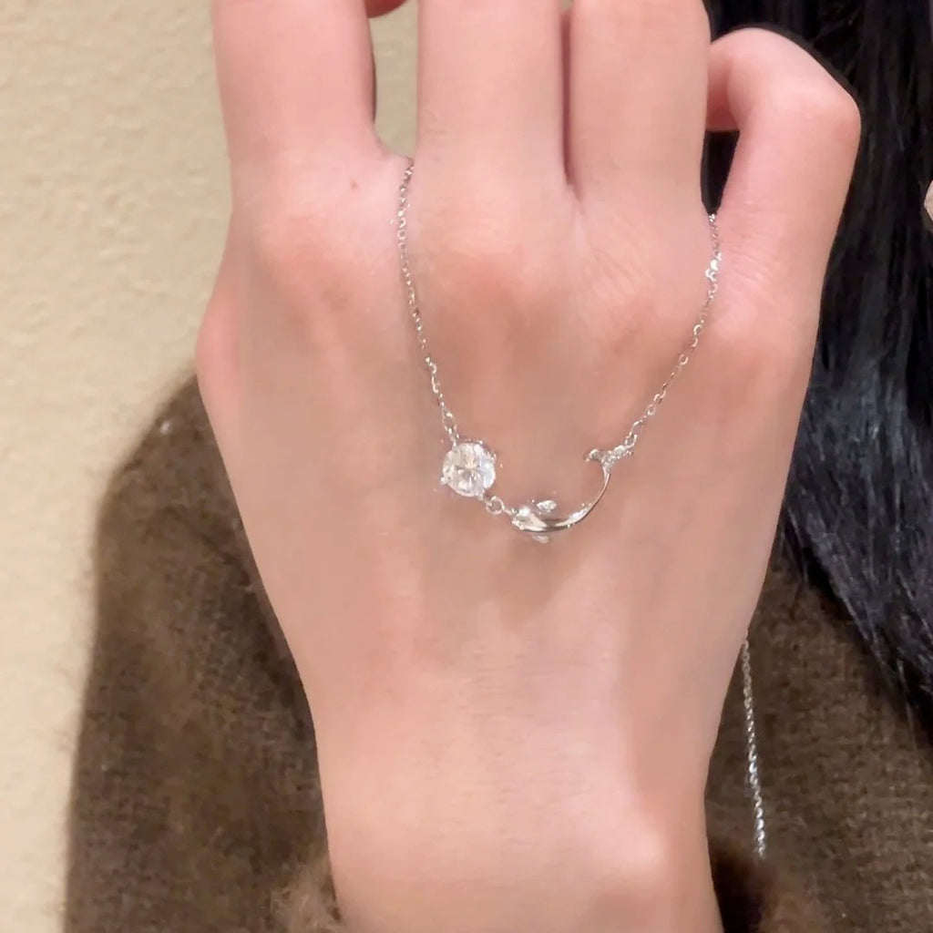 Damen Zarte Armbanduhr mit Wal- und Kristallanhänger Shop Nory