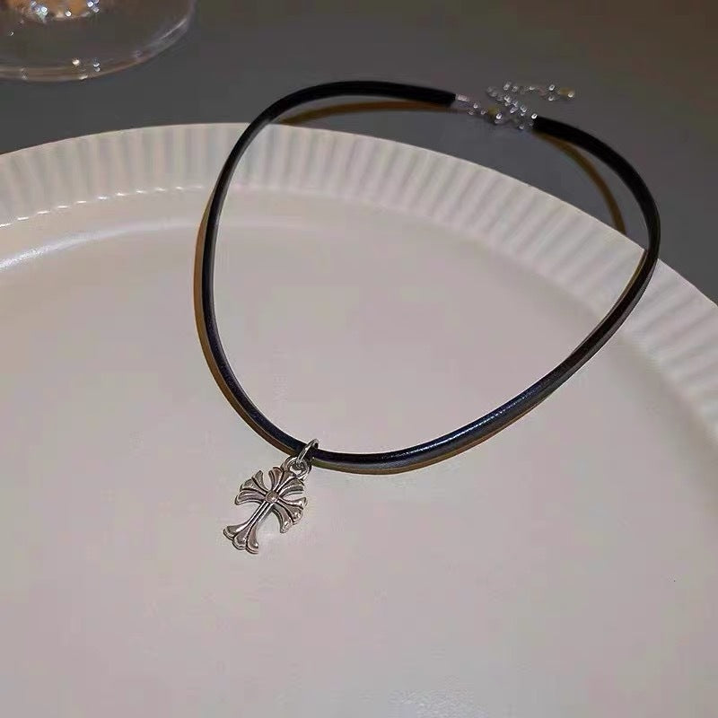 Damen Choker-Halskette mit kreuzförmigem Anhänger aus hochwertigem Edelstahl Shop Nory
