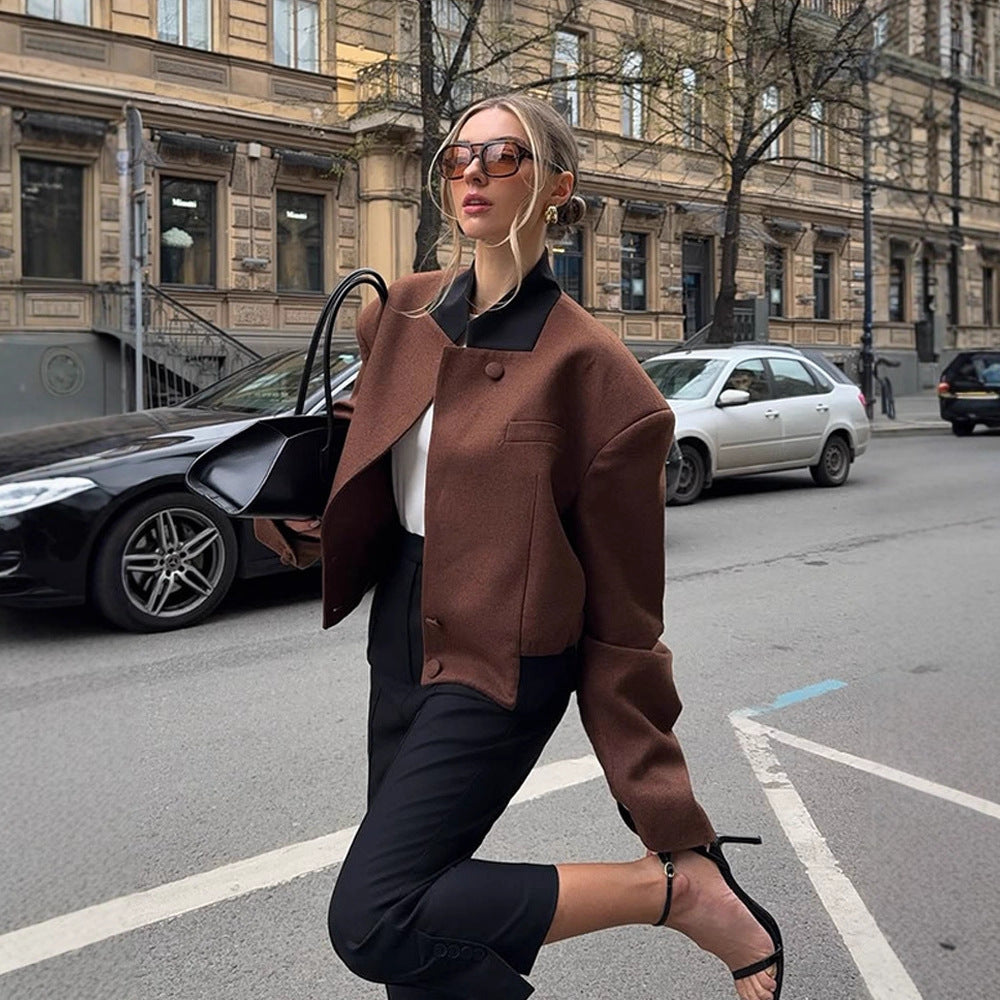 Damen Boxy Cropped-Wolljacke mit kastiger Schulter, kontrastierendem Reverskragen und verdeckter Knopfleiste Shop Nory