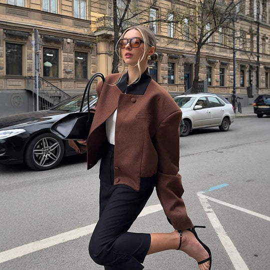 Damen Boxy Cropped-Wolljacke mit kastiger Schulter, kontrastierendem Reverskragen und verdeckter Knopfleiste Shop Nory
