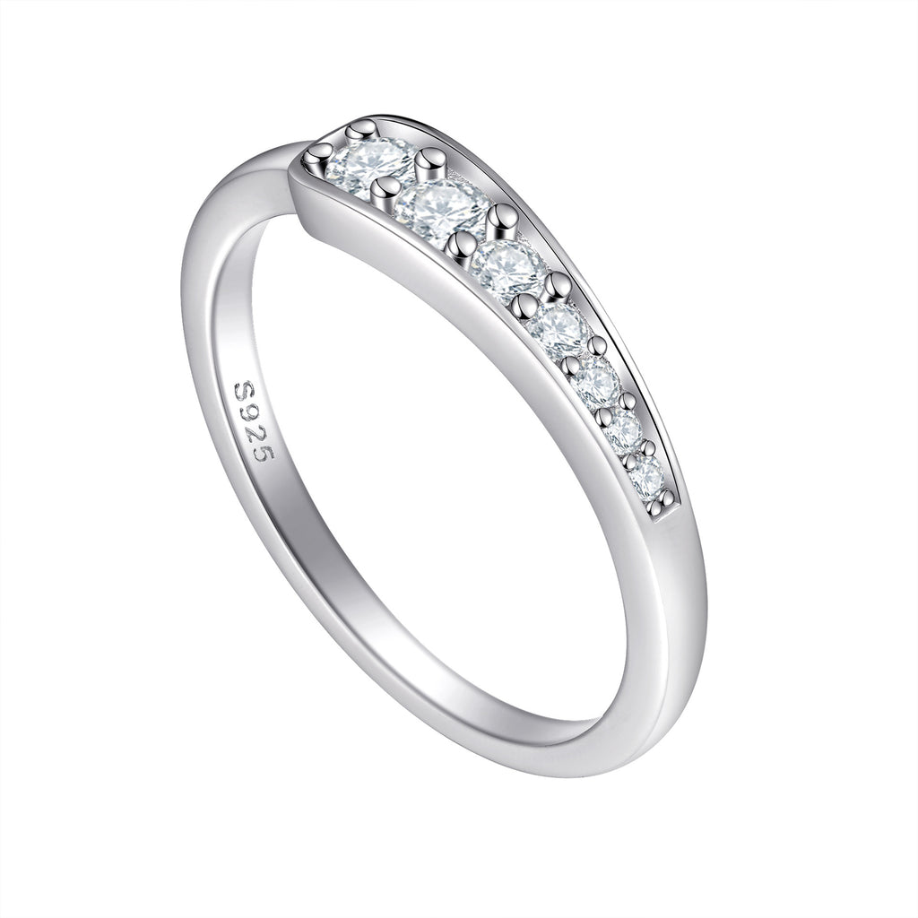 Damenring mit elegant geschwungenem Design und funkelnden Zirkonia Shop Nory