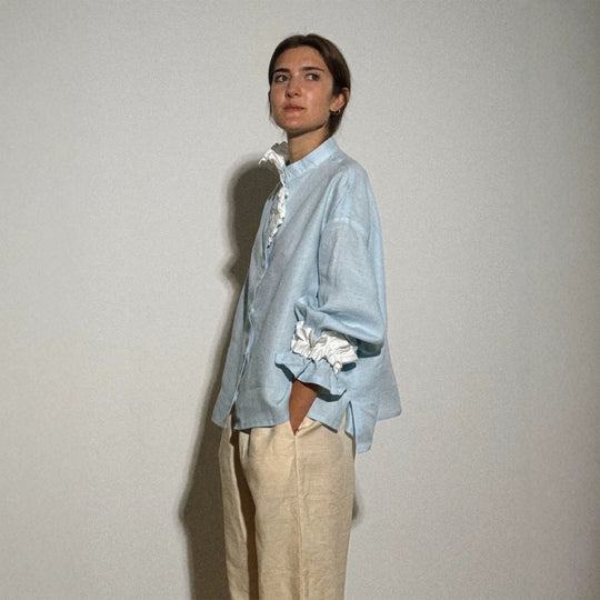 Damen Leichte Leinenbluse mit Stehkragen, oversizeder Silhouette und gerafften Manschetten Shop Nory